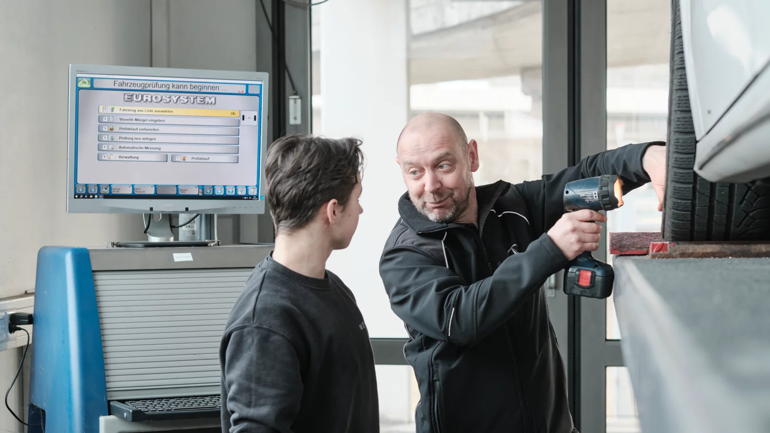 Mécatronicien(ne) d’automobiles, orientation utilitaires avec la formatrice professionnelle pendant le travail.