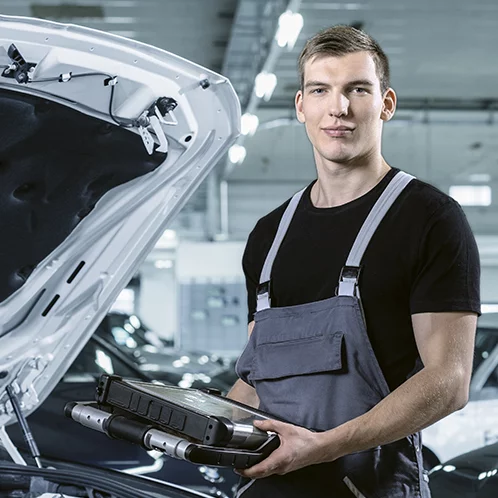 Mécatronicien(ne) d’automobiles CFC orientation véhicules légers au travail.