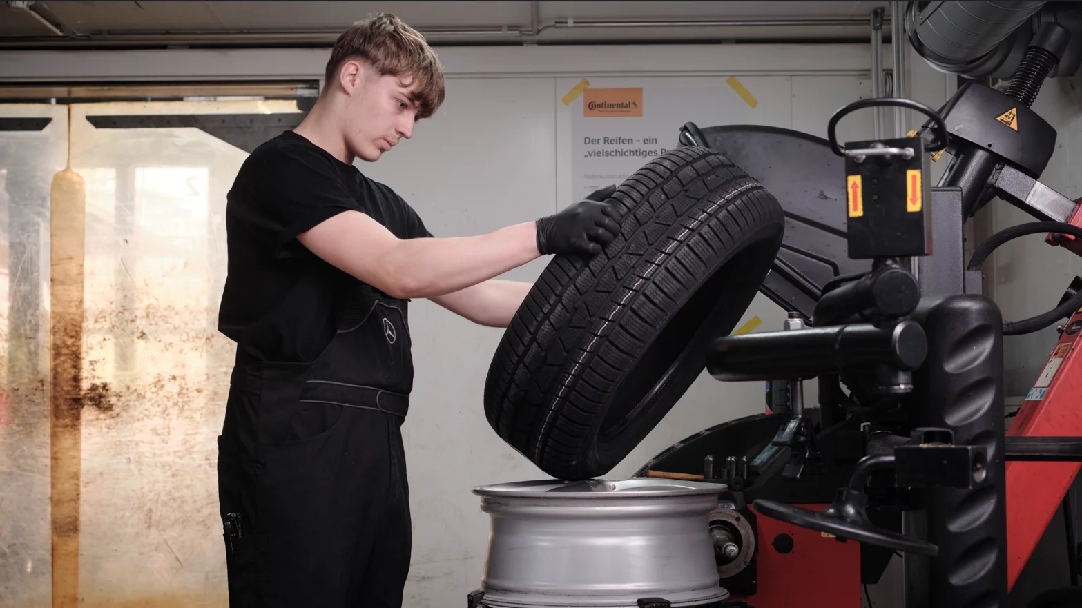 M&eacute;canicien(ne) en maintenance d&rsquo;automobiles CFC, orientation v&eacute;hicules l&eacute;gers au travail.